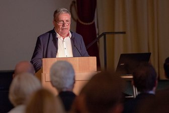 Einwohnerverlust in Annaberg-Buchholz: Entwicklung bei Zuzügen weckt Hoffnung - Der Annaberg-Buchholzer Oberbürgermeister Rolf Schmidt hat während eines Unternehmerfrühstücks über Entwicklungen und Ziele der Stadt gesprochen. Dabei spielt der Kampf gegen den Bevölkerungsrückgang eine entscheidende Rolle. 