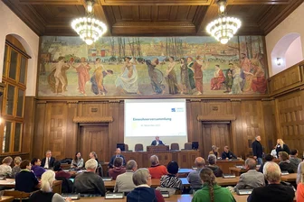 Einwohnerversammlung im Rathaus: Wo den Chemnitzern der Schuh drückt - Volle Plätze im Stadtverordnetensaal: Die Besucher saßen vis a vis mit Oberbürgermeister Sven Schulze und den Derzernatchefs.