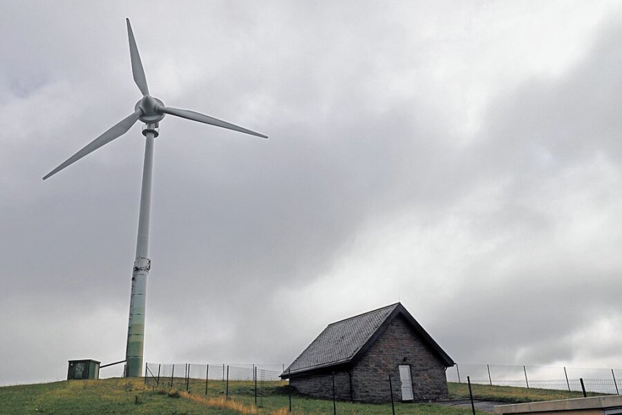 Einwohnerversammlung in Großhartmannsdorf: Neue Windräder und Sonnenkollektoren sollen kommen - Auf stürmischer Höhe, aber nicht hoch genug: Die alte Windkraftanlage bei Niedersaida soll repowert werden. Doch steht sie zu nahe an Wohnflächen. 