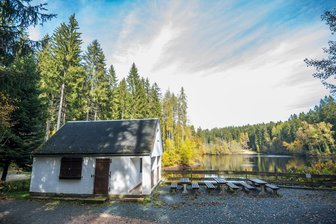 Einwohnerversammlung in Schönheide: Stausee-Imbiss und Finanzlage im Fokus - Verlassen liegt das Imbisshäuschen am Stausee Schönheide.