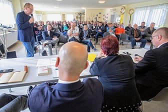 Einwohnerversammlung: Nicht jede Stadt hält sich ans Gesetz - Bürgerforum am 5. Mai 2022 in Oberlosa: Ortschaftsrat Mathias Grünert (stehend) erhielt den stärksten Applaus. Plauens komplette Bürgermeister-Riege, der Oberlosaer Ortschaftsrat, Stadträte, Investoren und vor allem die in vielfältiger Weise von Plauens Industrieplänen berührten Menschen trafen aufeinander.