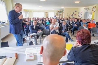 Einwohnerversammlung: Oelsnitz hält sich nicht ans Gesetz - Bürgerforum am 5. Mai 2022 in Oberlosa: Ortschaftsrat Mathias Grünert (stehend) erhielt den stärksten Applaus. Plauens komplette Bürgermeister-Riege, der Oberlosaer Ortschaftsrat, Stadträte, Investoren und vor allem die in vielfältiger Weise von Plauens Industrieplänen berührten Menschen trafen aufeinander.