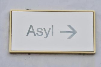 Einwohnerversammlung zum Thema Asyl mit Ausweiskontrolle -