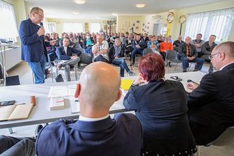 Einwohnerversammlungen: Nicht jede Stadt im Vogtland hält sich ans Gesetz - Bürgerforum am 5. Mai 2022 in Oberlosa: Ortschaftsrat Mathias Grünert (stehend) erhielt den stärksten Applaus. Plauens komplette Bürgermeister-Riege, der Oberlosaer Ortschaftsrat, Stadträte, Investoren und vor allem die in vielfältiger Weise von Plauens Industrieplänen berührten Menschen trafen aufeinander.