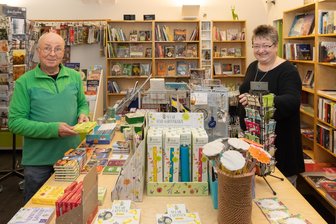 Einzelhandel im Erzgebirge: Innenstadt verliert das nächste Traditionsgeschäft - Reinhart Unger und Almut Nitzsche in ihrer Buchhandlung bei Sankt Annen an der Großen Kirchgasse.