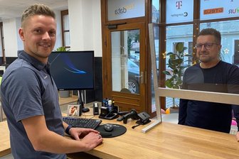 Robin Gruhn (l.) arbeitet im Teledata-Shop in Mittweida an der Weberstraße. Sven Wolf ist mit der Telekommunikationsfirma seit Jahren in Mittweida ansässig. In den vergangenen etwa sechs Jahren gab es aber keinen Shop.