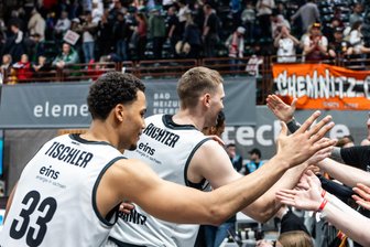 Einzelkritik zum Sieg der Niners Chemnitz in Würzburg: Zwei Neuzugänge lassen das Team wachsen - Die Spieler der Niners konnten nach dem Spiel in Würzburg mit ihren mitgereisten Fans einen verdienten Sieg feiern.