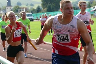 Einzelstarter beweisen Teamgeist - In der U-20-Staffel übergibt Liv Zoe Strohbach den Stab an LV-90-Kollege Sascha Schmidt, der eigentlich als Wurf-Experte gilt. 