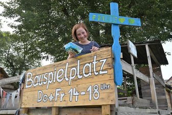 Einzigartig: Auf diesem Bauspielplatz im Erzgebirge können sich Kinder ihre eigene Welt erschaffen - Ein großes Schild weist auf den Bauspielplatz hin. Lotta gehört zu den Kindern aus Albernau, die oft dort sind.