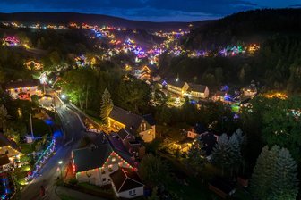 Einzigartig: Einmal alle fünf Jahre verwandelt sich Ort im Erzgebirge in ein gigantisches Lichtermeer - Die abendliche Illumination während des Bergfestes ist ein Anziehungspunkt für unzählige Menschen aus nah und fern. Wegen des damit verbundenen Fahrzeugaufkommens wird auch zur 14. Auflage wieder ein Richtungsverkehr durch Pobershau eingerichtet.