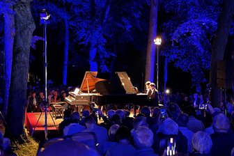 Einzigartig im Erzgebirge: 1300 Besucher treffen Mozart unter Linden beim Augustusburger Musiksommer - 