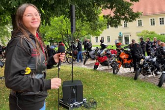 Einzigartig im Erzgebirge: Bikerin verbindet Glaube und Hobby - Theresa Thierfelder ist beim Verein Christliche Motorradfahrer Sachsens angestellt.