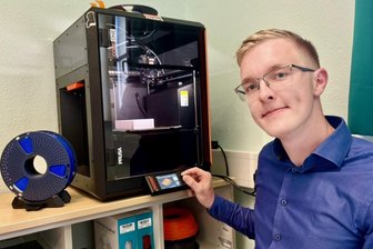 Einzigartig im Erzgebirge: In diesem Gymnasium lernen Schüler in einer digitalen Werkstatt - Terence Günther am 3D-Drucker im neuen „Maker Space“ am Schneeberger Gymnasium. Der 17-Jährige bringt Mitschülern diese Technologie in Arbeitsgruppen bei.