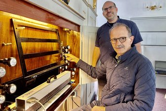 Einzigartig im Erzgebirge: In dieser Kirche erklingt die Orgel selbst ohne Kantor - Organola-Erfinder Klaus Holzapfel (vorn) mit Bockaus Pfarrer Michael Lippky bei der Installation des computergesteuerten Abspielgeräts.