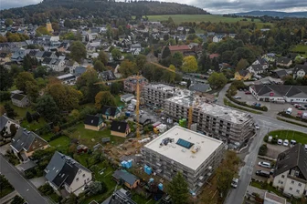 Einzigartig im Erzgebirge: Millionenprojekt in Scheibenberg verbindet Generationen auf ungewöhnliche Art - Am Ortseingang von Scheibenberg entsteht derzeit ein großer Gebäudekomplex. Er beinhaltet vor allem Wohnungen und Pflegeplätze für ältere Menschen. Mit 20 Millionen Euro eine der größten Investitionen im Erzgebirgskreis.