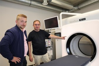 Einzigartig im Erzgebirge: Therapieschwimmbecken für Tiere - Marcus Hoppe und Stanley Geisler, die Inhaber des Zentrums für Kleintiermedizin, präsentieren zum Tag der offenen Tür auch ihre Technik.