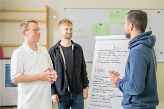 Einzigartig in Sachsen: Dank Pain 2.0 weniger Dauerschmerzen - Sind optimistisch, dass ihr Konzept hilft: Schmerzspezialist Dr. Rüdiger Scharnagel (l.) und Psychotherapeut Benjamin Schönbach besprechen mit Schmerzpatient Jens Kirsch (r.) die nächsten Behandlungsschritte.
