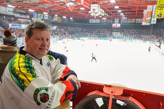 „Einzigartig“: Was hinter dem Lob von Ex-Keeper Jonas Eriksson an die Eishockey-Fans in Crimmitschau steckt - Jonas Eriksson war am Freitag erstmals seit 14 Jahren wieder zu Besuch im Kunsteisstadion im Sahnpark in Crimmitschau.