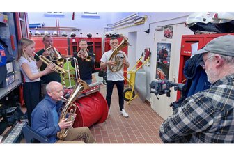 Einzigartige Melodien statt Sirenen: In Niederbobritzsch macht die Feuerwehr die Musik - Film ab! Kameramann Dietmar Hösel, rechts, produziert für den Kreisfeuerwehrverband ein Werbe-Video zum Thema Feuerwehrkapellen in Niederbobritzsch.