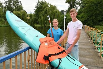Einzigartige Sommererlebnisse am Kriebsteinsee: Warum die Jugendherberge Falkenhain nicht nur bei Kindern gefragt ist - Lisa Wötzel und Martin Reif helfen derzeit als Betreuer in der Jugendherberge Falkenhain mit.