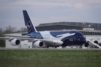 Einzigartiger A380 der Lufthansa in Dresden: Darum landete das größte Passagierflugzeug der Welt in Sachsen - Die auffällige blau-weiße Sonderlackierung anlässlich des 100. Jubiläums der Lufthansa war in Dresden nicht zu übersehen.
