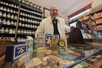 Einzigartiges Drogeriemuseum im Vogtland soll zum Filmset mit Martin Semmelrogge werden - Michael Schilbach zeigt in seinem Drogeriemuseum Verpackungsmaterialien und Artikel aus den Jahren zwischen 1900 und 1930.