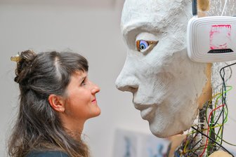 Einzigartiges für das Vogtland: Warum eine riesige Roboterfrau für das Mühlteich Open Air entsteht - Schöpferin und Werk - Auge in Auge.
