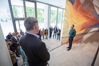 Einzigartiges Kunstwerk am Plauener Rathaus-Eingang ist fertig: Wenn eine 13,6-Millionen-Investition zur Nebensache wird - Restaurator Martin Fliedner schilderte in wenigen Worten, welche Herausforderungen die Wiederherstellung der Wandbilder mit sich brachte. Wer ab Montag das Rathaus-Foyer betreten will, kommt an den Kunstwerken vorbei.