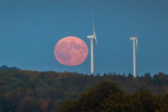 Einzigartiges Naturschauspiel: Supermond zeigt sich über Mittelsachsen - Gegen 18.15 Uhr war der Vollmond am Donnerstag gut über Striegistal zu beobachten.