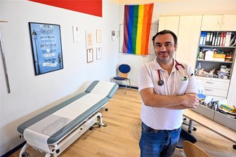 Einziger Arzt in der Gemeinde Lichtenau: „Wenn die AfD hier gewinnt, habe ich Angst“ - Markant im Behandlungszimmer von Dorfarzt Dr. René Pfarr ist die Regenbogenfahne: Sie gilt als Symbol für die Vielfalt der Lebensweise von Lesben und Schwulen.