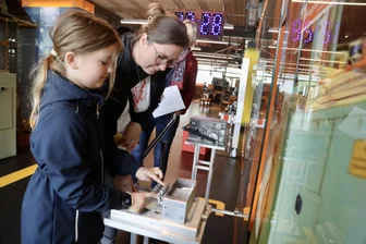 Einziger Vorort-Teilnehmer: So lief die Museumsnacht in Frankenberg - Alexandra (8) und ihre Mutter Franziska Vulturius testen eine Lochkartenmaschine für Webstühle.