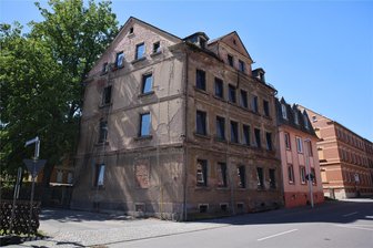 Einziges marodes Haus in Zwickauer Ortsteil: Hoffen auf die Sanierung - Der Zustand des Hauses in der Weißenbrunner Straße sorgt bei Anwohnern für Ärger.