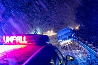 Einzug des Winters sorgt im Vogtland für glatte Straßen und schweren Unfall - Bereits am frühen Montagabend war ein 58-Jähriger bei starkem Schneefall auf der B 92 bei Oberlosa verunglückt.