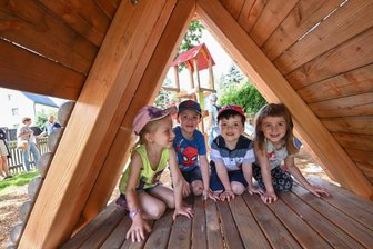 Einzug in das neue Spielhaus - 