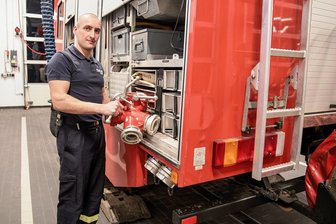 Einzug ins neue Feuerwehrdepot: Womit der Bau in Geyer punktet - Die Freiwillige Feuerwehr Geyer, hier Wehrleiter Norman Heidrich, war von Anfang an in die Planungen und die Umsetzung des Neubaus eingebunden. Nun ist die Freude darüber groß.