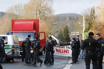 Einzug unter Polizeischutz: Erste Asylbewerber in Einsiedel -