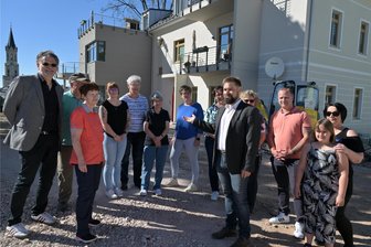 Einzugsfeier in Eibenstock mit glücklichen Mietern und einem erleichterten Geschäftsführer - Mirko Sauerbaum, der Geschäftsführer der Wohnungsbaugesellschaft Eibenstock (vorn Mitte), feierte mit den Mietern Einzug in das neue Wohnhaus Karlsbader Straße 4.