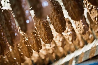 Eis am Stiel im Test: Welche Inhaltsstoffe sind drin? - Viel Zucker, viel Fett, viele Kilokalorien: Eis mit Schokoglasur hat es in sich. 