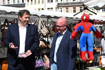 Eis essen mit Klingbeil: Was der SPD-Vorsitzende in Mittweida erlebt hat - SPD-Vorsitzender Lars Klingbeil (l.) und Landeschef Henning Homann am Dienstagmittag beim Spaziergang über den Wochenmarkt in Mittweida.