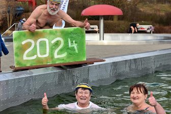 „Eis frei!“ bei 2 Grad Wassertemperatur: Eiskalter Badegang zu Neujahr in Oederan - Detlef Fröbel, Monika Babst und Mandy Mallkowsky, von links, gehörten zu den knapp zwei Dutzend Wagemutigen, die ins Wasser des Stadtbades Oederan zum Neujahrsschwimmen stiegen.