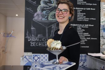 Eis im Dubai-Style: Zwickauer Eisdielen lassen Hype um süße Versuchung neu aufleben - Josephine Geyer serviert in der Eisbar „Eisbär“ am Markt in Zwickau-Planitz den Dubai-Eisbecher. Eigentlich nur als Eisbecher des Monats gedacht, soll er wegen der Nachfrage nun länger im Angebot bleiben.