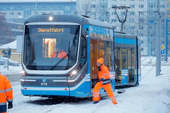 Eis in der Schiene: Straßenbahn in Chemnitz entgleist - 
