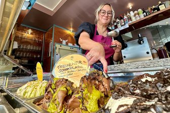 Eis-Pieschel in Treuen bringt neue Sorte heraus: „Dubai-Schoko kann doch jeder“ - Mandy Pieschel hat zum Saisonstart viele Waffeltüten mit der Sorte „Treuener Schokolade“ gefüllt.