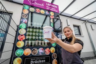 Eis rund um die Uhr: In Neukirchen gibt es jetzt kühle Desserts aus dem Automaten - Neben kleineren Bechern können am neuen Eisautomat in Neukirchen auch Familienpackungen mit einem halben Liter Eis, wie sie Mitarbeiterin Pauline Jensch zeigt, gekauft werden. 