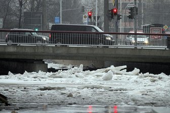 Vor der Brücke Reichsstraße stieg der Wasserpegel in kurzer Zeit erheblich an.