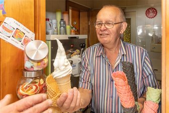 Eis-Umfrage: Wo es das vielleicht beste Softeis im Erzgebirge gibt - Mit 78 Jahren hilft Siegfried Bartsch im gleichnamigen Eiscafé in Jöhstadt nach wie vor aus.