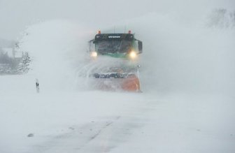 Eis und Schnee sorgen für Chaos im Weihnachtsverkehr - Schneefälle und Eisregen sorgen vor allem im Westen und Norden Deutschlands für massive Störungen im Bahn- und Flugverkehr. Nach Angaben des Deutschen Wetterdienstes werden in mehreren Regionen der Republik unwetterartige Schneefälle erwartet.