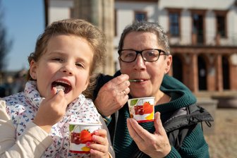 Eis vom Schlosscafé und Herzhaftes von Mr. Espresso: So lecker startet Rochlitz in den Frühling - Eisessen auf dem Markt in Rochlitz: Oma Marion mit Enkelin Ella.