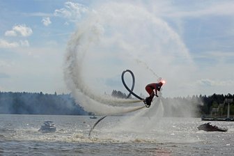 Eisarena, Jahrmarkt, „Sommer am See“, Filzteichfest: Das ist 2025 alles in Schneeberg los - Eine spektakuläre Show boten die Flyboarder beim vergangenen Filzteichfest.