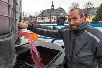 Eisarena öffnet - aber Ungewissheit bleibt - Mit mehr als 4000 Litern Kältemittel haben Sebastian Hähnel und seine Kollegen die Rohre der Eisbahn befüllt. Nun muss alle dreieinhalb Stunden Schicht für Schicht Wasser aufgetragen werden. Betreiber Andreas Engert (im Hintergrund) macht dafür wieder die Nacht zum Tag, schläft in seinem Transporter auf dem Markt.